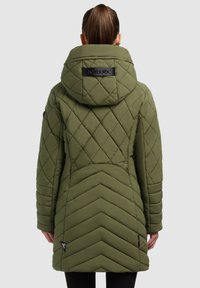 Olíva zöld steppelt pufi kabát magas gallérral, kapucnival és chevron mintázattal. Logó címke és texturált anyag jellemzi.
