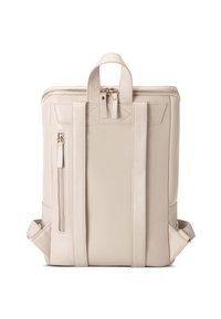 Béžový kožený batoh s dvojitými horními držadly, nastavitelnými popruhy, přední kapsou na zip a zlatými kovovými doplňky. Hladká textura a strukturovaný design.