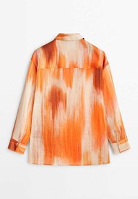 Chemise à manches longues avec un motif multicolore orange et crème. Confectionnée dans un tissu léger avec un poignet boutonné et un col classique.