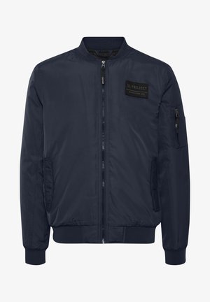 Jachetă de bombardier navy, fabricată dintr-un material neted. Include un fermoar frontal, buzunare laterale și un ecuson pe partea superioară stângă. Manșete și tiv ribbate.