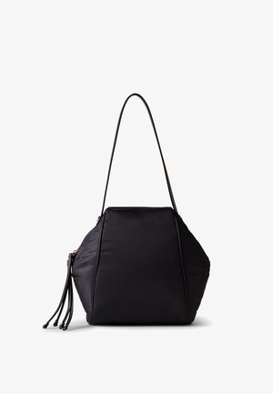 Sac en similicuir noir avec une forme géométrique, doté d'une longue bandoulière, d'une fermeture éclair et de détails décoratifs en franges. Texture lisse avec des accents.