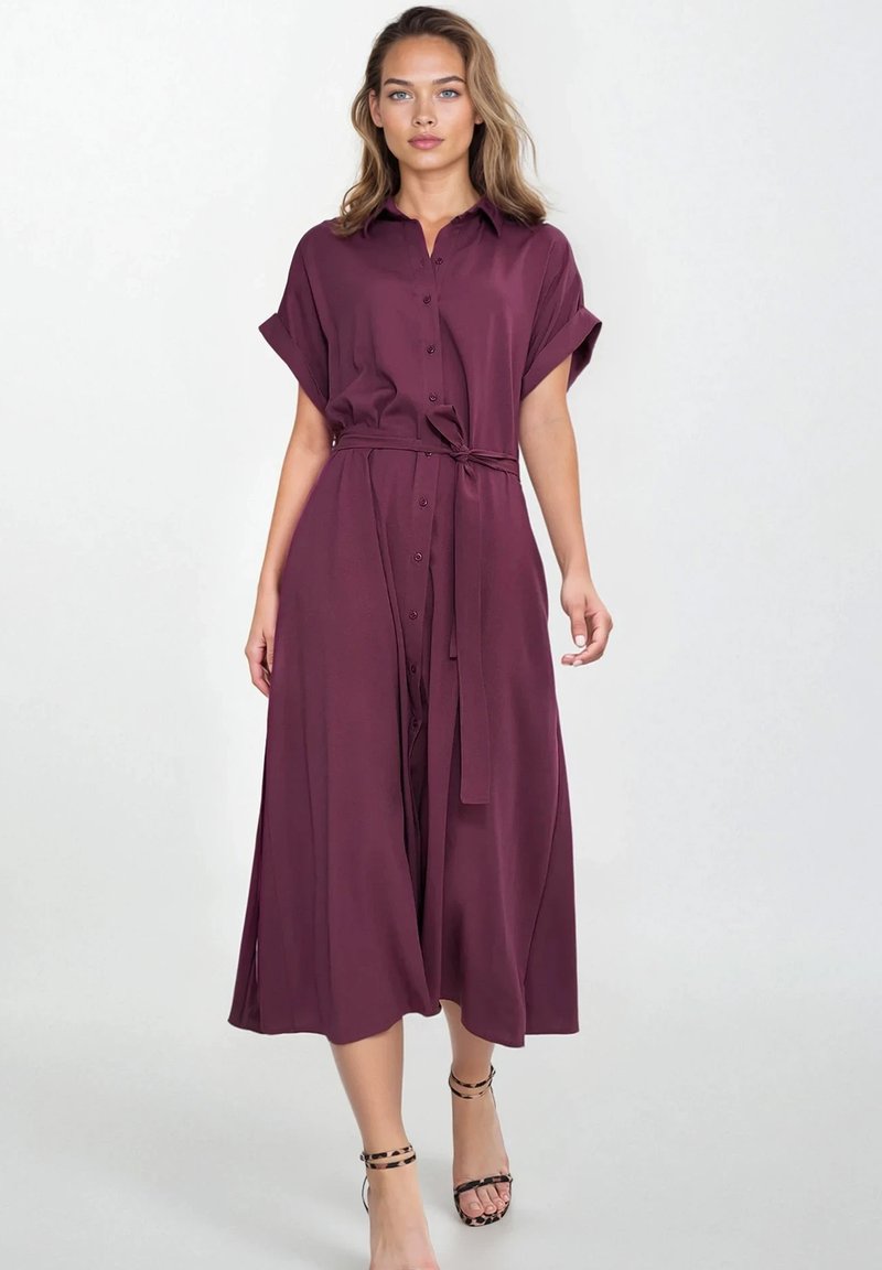 Mauve sukienka z guzikami, z krótkimi, zwiniętymi rękawami, paskiem w talii i swobodnym krojem, wykonana z gładkiego materiału o delikatnym połysku.