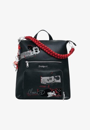 Zwarte rugzak met een rode gevlochten schouderband, voorzakken met rits en Mickey Mouse grafische en logo prints, gemarkeerd met "Desigual."