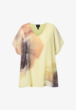 Blusa amarilla clara con grandes estampados florales en tonos durazno y gris, pequeños cristales dispersos, mangas cortas y cuello en V.