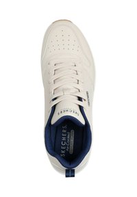 Zapatilla Skechers blanca con parte superior de cuero suave, plantilla azul marino, detalles perforados y cordones blancos planos.