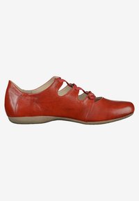 Zapato de cuero rojo con un acabado suave, punta redondeada y diseño recortado. Presenta cordones en el lado y una suela de goma beige baja.