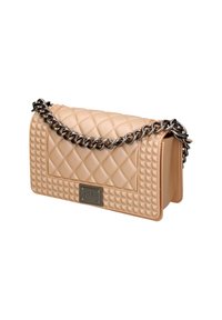 Borsa beige trapuntata con superficie testurizzata, tracolla in catena argentata e una placca quadrata sul davanti. Forma rettangolare con design strutturato.