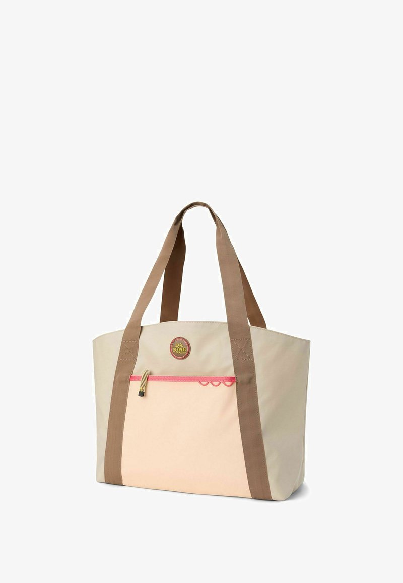 Borsa tote beige con manici marroni, dotata di una tasca con zip rosa, dettagli a forma di onda e un patch rotondo con logo nella parte frontale.