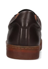 Scarpa casual in pelle marrone scuro vista dal tallone, con cuciture visibili e suola in gomma traslucida marrone.