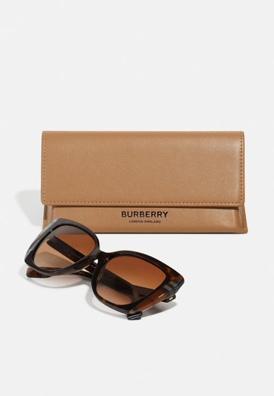 Lunettes de soleil Burberry avec une monture écaille de tortue foncée et des verres bruns, accompagnées d'une housse en cuir beige comportant des détails en logo embossé.