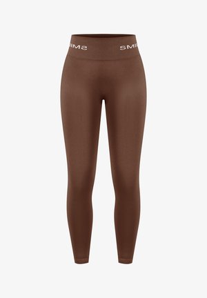 Braune Leggings mit hoher Taille und glatter Textur, ausgestattet mit einem Strickbund mit dem weißen "SMIMS"-Logo, figurbetontem Design und langem Schnitt.