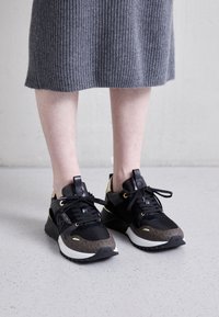 THEO TRAINER - Tenisky - black