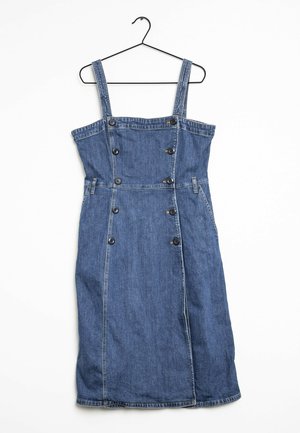 Abito in denim con corpetto aderente, spalline regolabili e gonna alla lunghezza del ginocchio. Presenta molteplici bottoni neri lungo la parte anteriore.