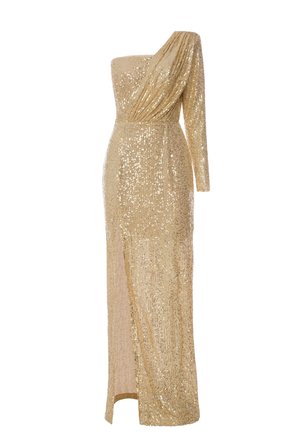 Robe de soirée dorée à sequins avec une manche longue, une bretelle, une taille cintrée et une fente à l'avant sur fond blanc uni.