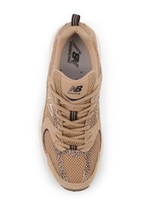 Scarpa da corsa beige con tomaia in rete e dettagli leopardati, punta rotonda, collare imbottito e chiusura con lacci. Dettaglio logo discreto.
