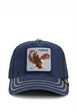 Gorra hecha de tela azul marino con un parche bordado de un águila etiquetado como "FIERCE". Cuenta con una parte trasera de malla y costuras contrastantes en el visera.