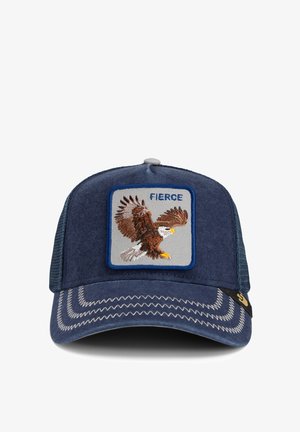 Gorra hecha de tela azul marino con un parche bordado de un águila etiquetado como "FIERCE". Cuenta con una parte trasera de malla y costuras contrastantes en el visera.