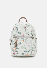 Sac à dos floral en crème clair, avec des feuilles vertes et des fleurs colorées. Il dispose d'une poche avant zippée et d'accents marron sur les bretelles.