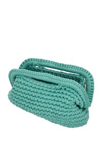 Turkoois geweven stoffen tas met twee afgeronde handgrepen, rechthoekige vorm en gevlochten textuur. Voorzien van een ritssluiting en behoudt een compact ontwerp.