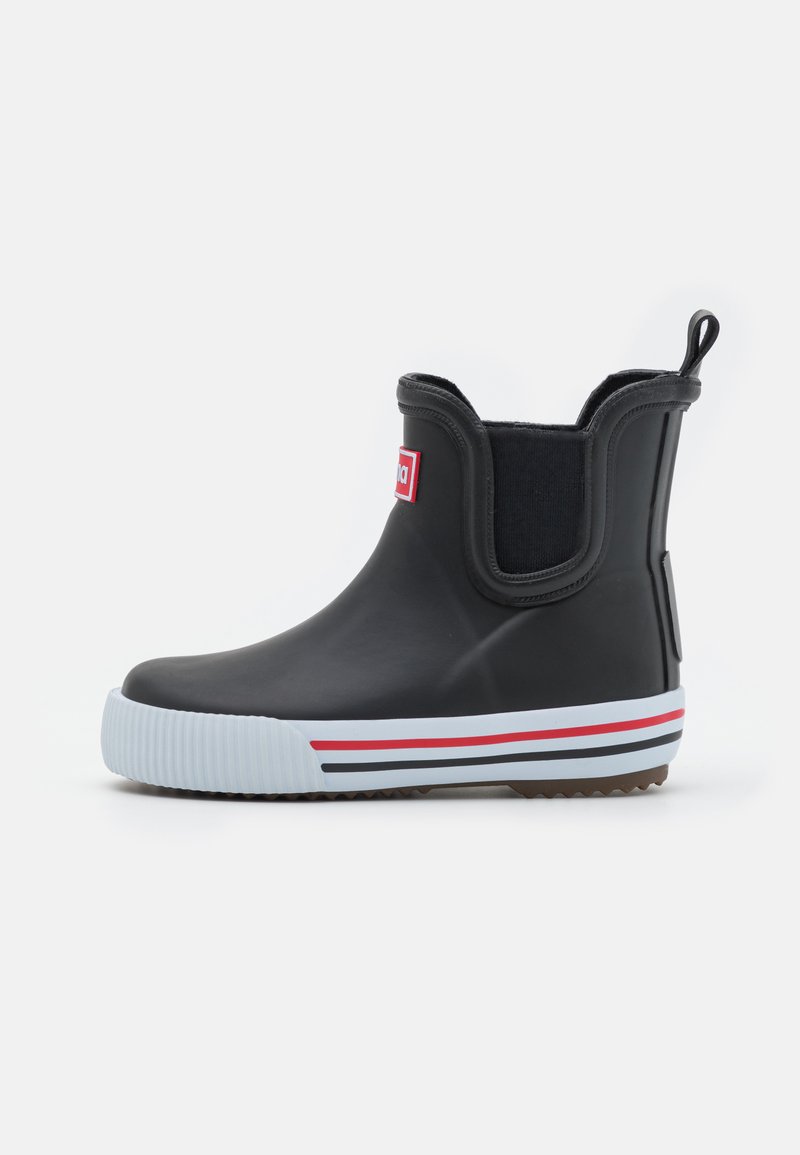 Botte noire en caoutchouc à la cheville avec des panneaux latéraux élastiques, semelle extérieure blanche antidérapante et rayures rouges et grises le long de la base. Dispose d'une languette à l'arrière.