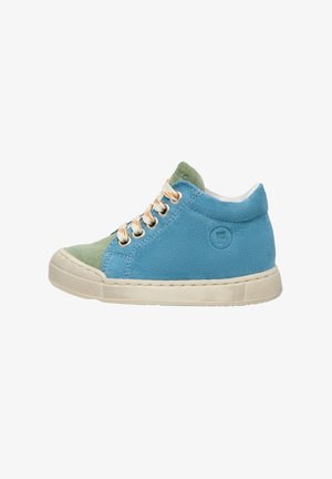 Sneaker high-top in camoscio blu e verde con suola bianca e lacci bianchi con dettagli arancioni e occhielli metallici, mostrato di profilo.