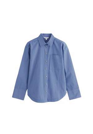 Camicia blu a maniche lunghe con sottili righe bianche verticali, tasca frontale, chiusura con bottoni e collo appuntito.