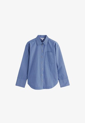 Camicia blu a maniche lunghe con sottili righe bianche verticali, tasca frontale, chiusura con bottoni e collo appuntito.