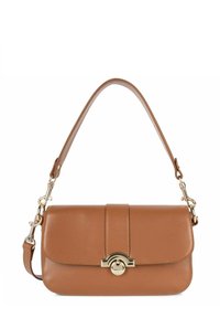 Sac à main en cuir marron avec une fermeture à pression magnétique, un accent métallique courbé et une bandoulière amovible pour plusieurs options de transport.