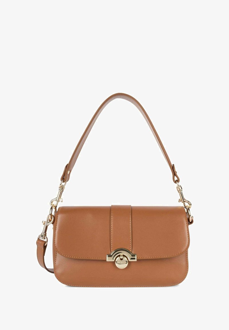 Sac à main en cuir marron avec une fermeture à pression magnétique, un accent métallique courbé et une bandoulière amovible pour plusieurs options de transport.