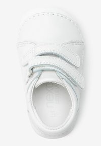 Weißes Lederbabyschuh mit Klettverschluss, abgerundeter Zehenform und dezentem blauen Akzentnähen. Das Innere hat eine weiche Fütterung und ein geprägt Logo.