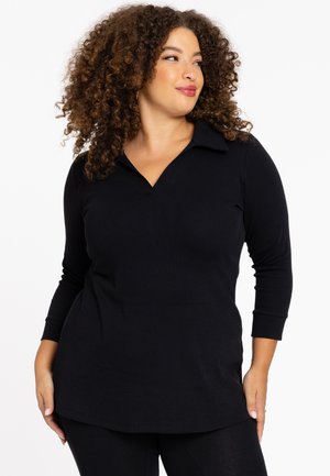Haut noir à manches longues côtelé avec un décolleté en V et un design collier. Texture douce, coupe décontractée et manches de longueur intermédiaire.