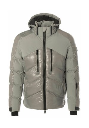 Chaqueta gris acolchada con un acabado brillante, cuello alto y bolsillos laterales con cremallera. Presenta paneles en gris mate contrastantes y cremalleras negras.