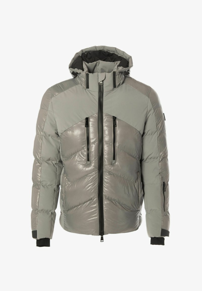 Giacca grigia gonfia con finitura lucida, colletto alto e tasche laterali con zip. Presenta pannelli grigi opachi a contrasto e zip nere.