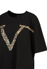 Zwarte katoenen t-shirt met een groot patroon van een "V" in goud, groen en blauw. Het ontwerp bevat ingewikkelde details en heeft een ontspannen pasvorm.