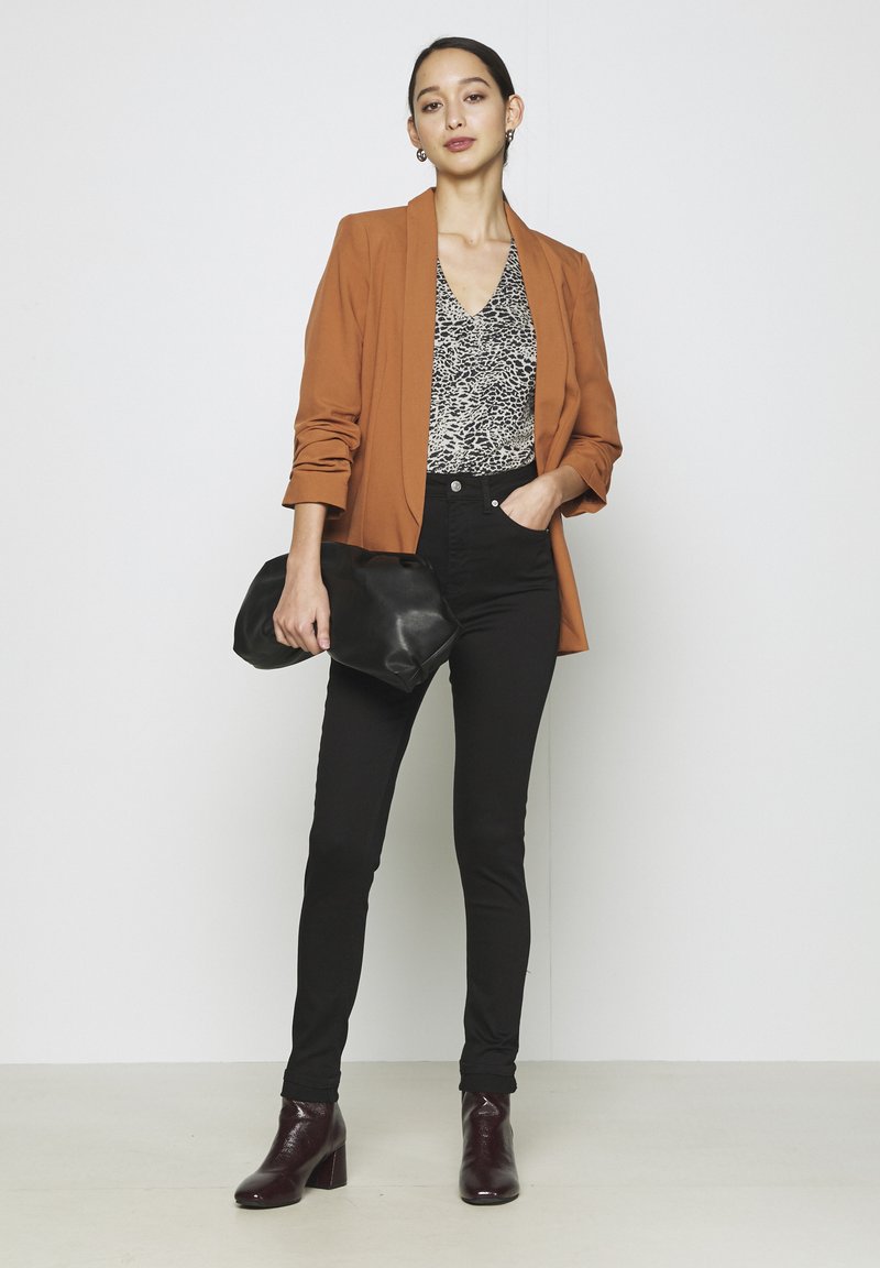 NA-KD Jeans Skinny Fit zwart