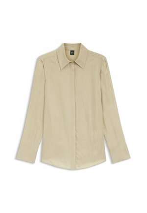 Chemise beige à manches longues avec col pointu et patte de boutonnage cachée, présentée à plat sur un fond blanc.