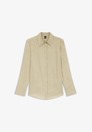 Beige overhemd met lange mouwen, knoopsluiting, puntkraag en verborgen knopenlijst, plat weergegeven op een witte achtergrond.