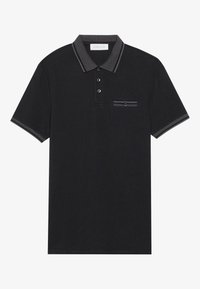 Schwarzes Polo-Shirt aus strukturiertem Stoff, mit einem kontrastierenden grauen Kragen, drei Knöpfen und einer Brusttasche mit einem horizontalen Streifen.