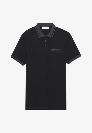 Tricou polo negru din țesătură texturată, având un guler gri contrastant, trei butoane și un buzunar pe piept cu o dungă orizontală.