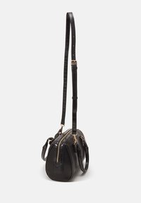 Sac à main synthétique noir avec une forme arrondie, une sangle en faux crocodile texturée, une fermeture éclair dorée et deux poignées pour des options de transport polyvalentes.