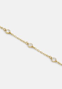 Gouden kettingarmband met drie ronde heldere edelstenen in zettingen, met een gladde afwerking en een gelinkte structuur.