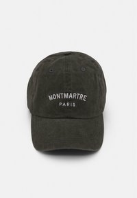 Cappellino in cotone verde scuro con visiera curvata, con ricamate le scritte "MONTMARTRE" e "PARIS" in bianco sul davanti. Superficie testurizzata e fori di aerazione.