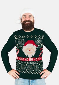 Dunkelgrüner, gestrickter Weihnachtspullover mit Santa Claus-Grafik, roten Akzenten, weißen Schneeflocken und dem Text "HO HO HO!" in festlichen Farben.