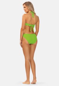 Jasnozielony bikini z wiązanym topem halter i wysokim stanem, wykonane z gładkiego, elastycznego materiału. Prosty design, bez wzorów.