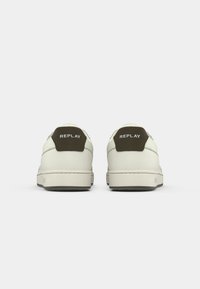 Weiße Leder-Sneaker mit einem Low-Top-Design, ausgestattet mit einer braunen Fersenkappe, die mit "REPLAY" beschriftet ist, und einer strukturierten Sohle.