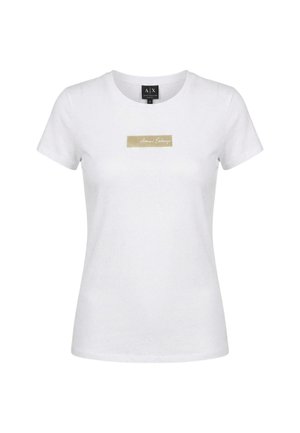 Camiseta ajustada blanca de manga corta con una pequeña etiqueta rectangular dorada que dice "Armani Exchange" centrada en el pecho.