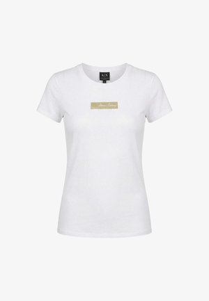 Camiseta ajustada blanca de manga corta con una pequeña etiqueta rectangular dorada que dice "Armani Exchange" centrada en el pecho.