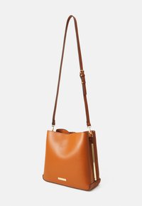 Brun lædertaske med justerbar rem, glat finish og guldfarvet beslag. Har en struktureret, rektangulær form.