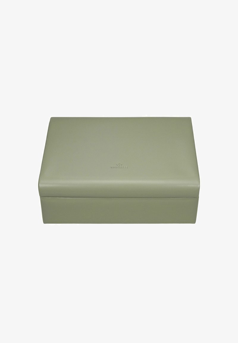 Boîte de rangement en cuir vert avec une finition lisse, de forme rectangulaire et un couvercle. Présente un logo embossé subtil sur la surface supérieure.