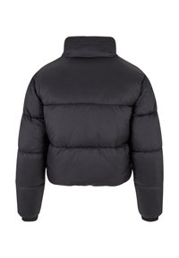 Svart puffjakke med høy krage, cropped design, og quiltet tekstur med elastiske mansjetter, som gir isolasjon og varme.